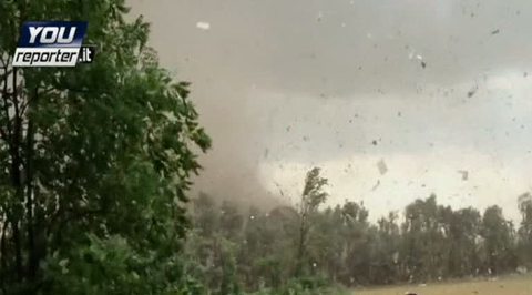 Мощный смерч в Италии сняли на видео