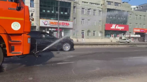 В Улан-Удэ начали поливать проезжую часть