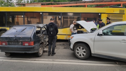 Лишенный прав водитель устроил ДТП с автобусом в Ижевске