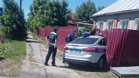 Во Владимирской области в деревне Чудиново машина ГИБДД врезалась в забор