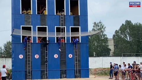 Подъем по штурмовой лестнице, полоса препятствий и эстафета. "Вести" побывали на соревнованиях по пожарно-спасательному спорту
