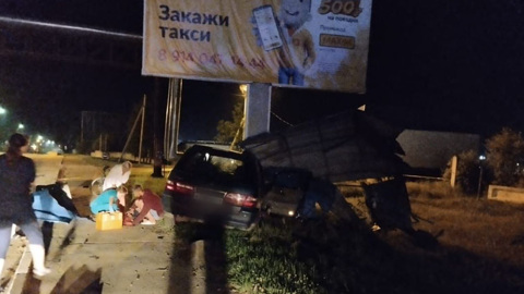 Водитель "ниссана" снес остановку в Шимановске