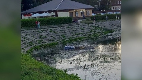 В Александрове водителя автомобиля спасали из реки