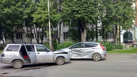 В Йошкар-Оле, выезжая из двора, пострадали водитель и пассажирка иномарки