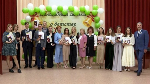 В школах области проходят выпускные вечера