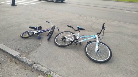 Отца и сына на велосипедах сбило авто на пешеходном переходе в Ижевске