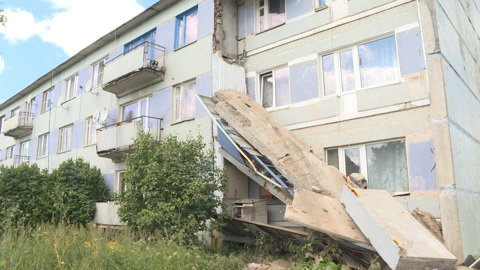 Комиссия устанавливает причины обрушения балконов в многоквартирном доме в Плюссе