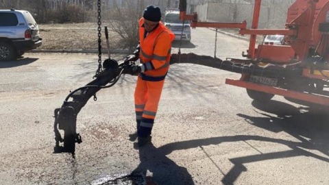 В Улан-Удэ по ночам асфальтируют ямы на дорогах