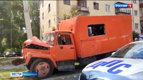 Во Владимире машина аварийной службы протаранила столб