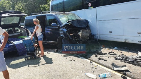Пять человек пострадали в массовой аварии с автобусом в Сочи