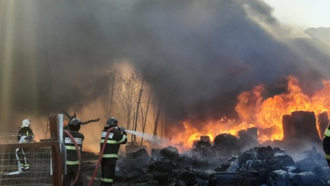 Ангар полыхает в Краснодаре на площади 1150 кв. м