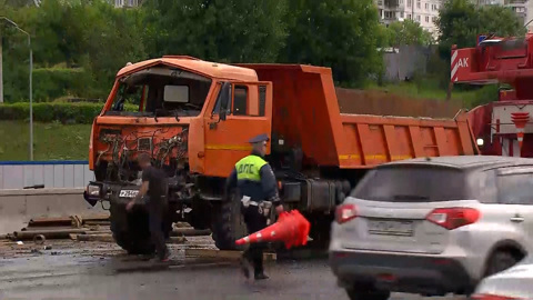 Отвалившееся колеса спровоцировало аварию из девяти машин