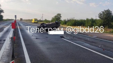 На Ставрополье перевернулся автомобиль с двумя детьми в салоне