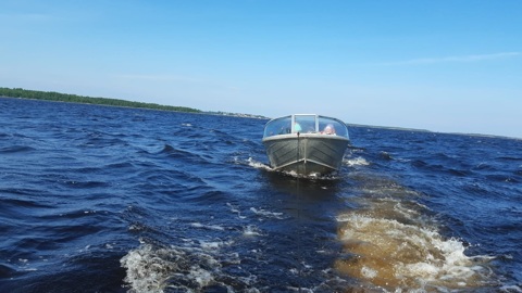 В Карелии спасли людей, которых на катере уносило в открытое море