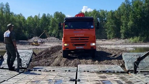 50 машин и 130 человек ежедневно перевозят по паромной переправе в Селемджинском районе