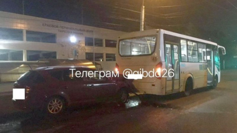 В Ставрополе иномарка врезалась в автобус с пассажирами