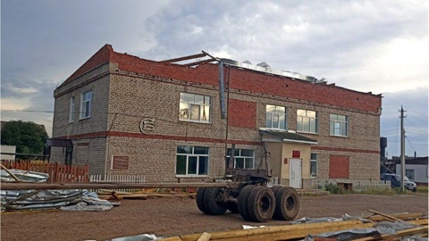 Кровлю сельского Дома культуры сорвало в Удмуртии при грозе