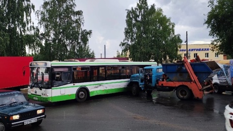 Во Владимире в рейсовый автобус врезался мусоровоз