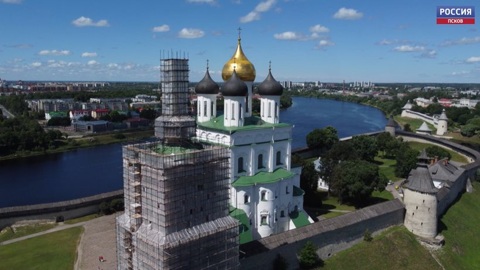 Московские реставраторы покрывают циферблат колокольни Троицкого собора сусальным золотом