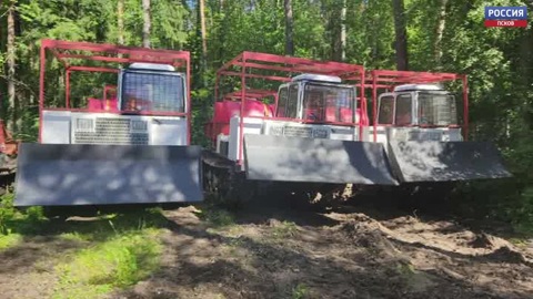 Три гусеничных трактора поступили в парк Противопожарного лесного центра Псковской области