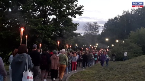 На берегу Псковы в выходные прошел "фольклорный парад" с факельным шествием