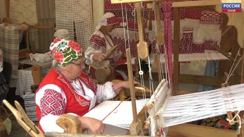 Псковские мастера представили свои поделки на фестивале "Славянский базар" в Витебске