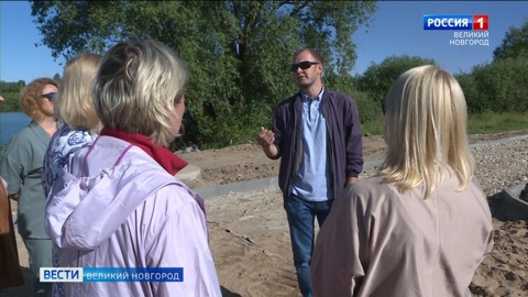 Актив общественного совета парка "Чистые пруды" в Великом Новгороде встретился с подрядчиком, чтобы узнать о темпах благоустройства второй части территории