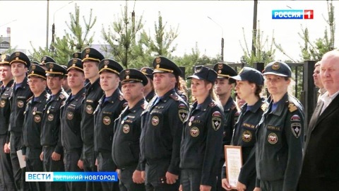 На территории Новгородского поисково-спасательного отряда прошло торжественное построение, посвященное 95-летию со дня образования Государственного пожарного надзора
