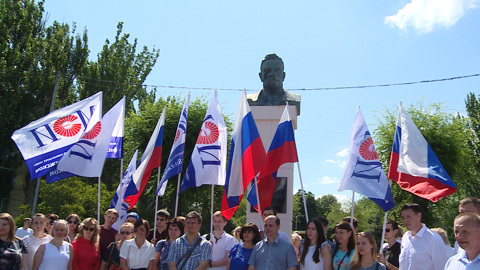 В Волжском состоялся торжественный митинг у мемориала первостроителям