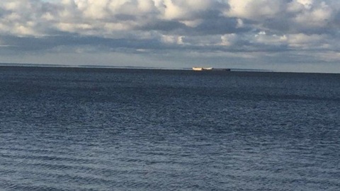 На Каме в Татарстане села на мель груженная лесом баржа