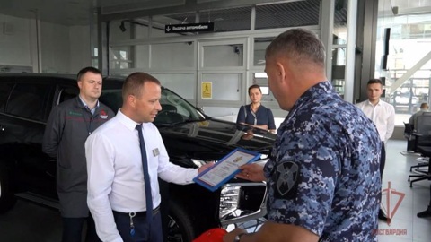 Сотрудники Росгвардии наградили архангелогородца, который помог мальчику, оказавшемуся ночью на улице