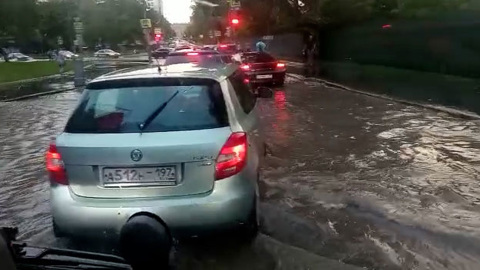 В Москве машины уходили под воду из-за сильнейшего ливня