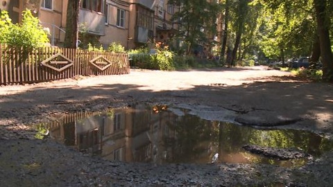 Жители улицы Карпинского не могут найти ответственного за разбитую дорогу