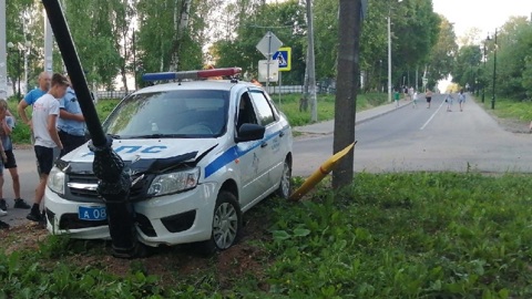 В Ярославской области патрульный автомобиль ДПС врезался в столб