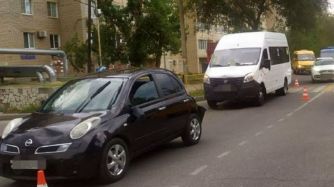 В Буденновске маршрутка врезалась в иномарку