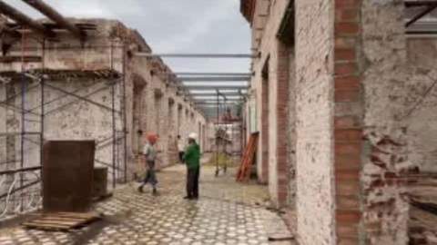 В Аткарске продолжают восстанавливать здание бывшей женской гимназии