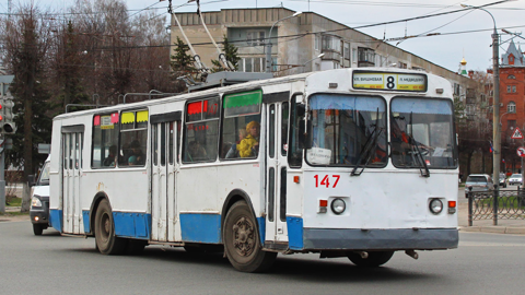 В Йошкар-Оле 60-летняя женщина упала в троллейбусе