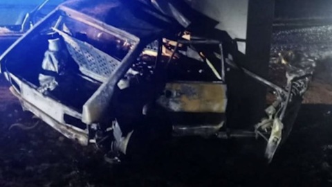 В Вольском районе автомобиль врезался в опору моста и загорелся