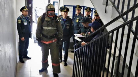 В Улан-Удэ пожарные соревновались в забеге на 20 этаж