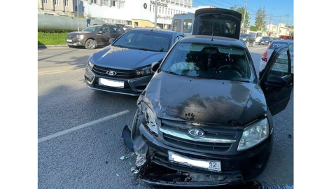В Йошкар-Оле Лада Веста  подрезала на развороте Гранту