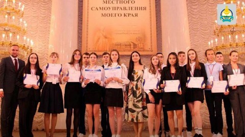 Школьница из Бурятии научила пенсионеров пользоваться мессенджерами