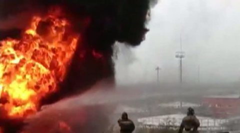 Горящий под Ангарском резервуар с нефтью разрушился от жары