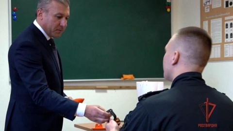 В Архангельске медаль "За отвагу" вручили сотруднику СОБРа