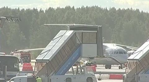 Ан-148 с лопнувшей шиной пошел на посадку в Пулкове