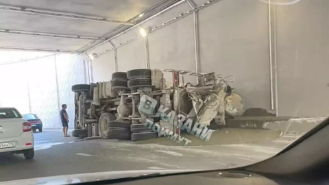 На выезде из Казани на бок повалился КАМАЗ