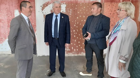 Сенатор России Сергей Мартынов проинспектировал ремонт одной из школ в Марий Элв Сернурском районе