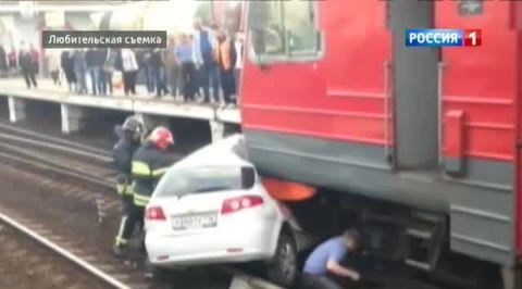 Электричка протаранила автомобиль: первые кадры с места ЧП