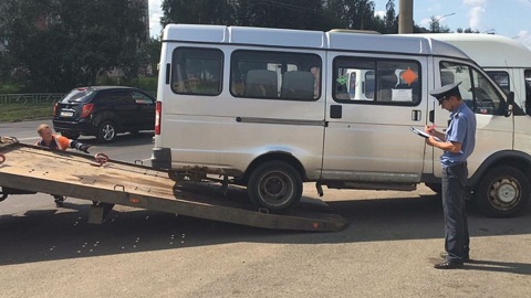 В Кирове арестовали маршрутку, нелегально перевозившую пассажиров