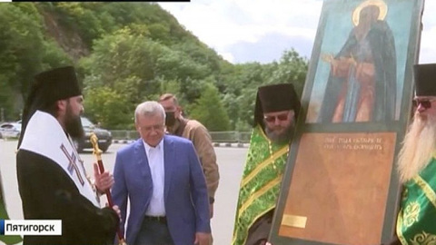 Полпред Юрий Чайка передал в дар мужскому монастырю на горе Бештау уникальную икону