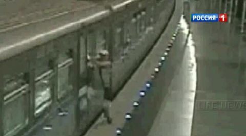 Москвич чуть не лишился ног в метро